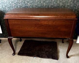 FURNITURE CEDAR CHEST CLOSED