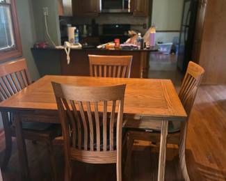 DINING ROOM TABLE EXTENDABLE 4 CHIAIRS