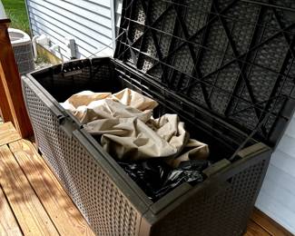 SUNCAST 30 GAL STORAGE OPEN