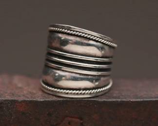 Size 7 Sterling Silver Ring 4.09 g