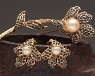 Gold-Toned Brooch With Clip-On Earrings
