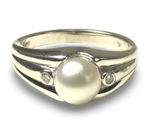 Alluring 18K White Gold Pearl & Diamond Ring