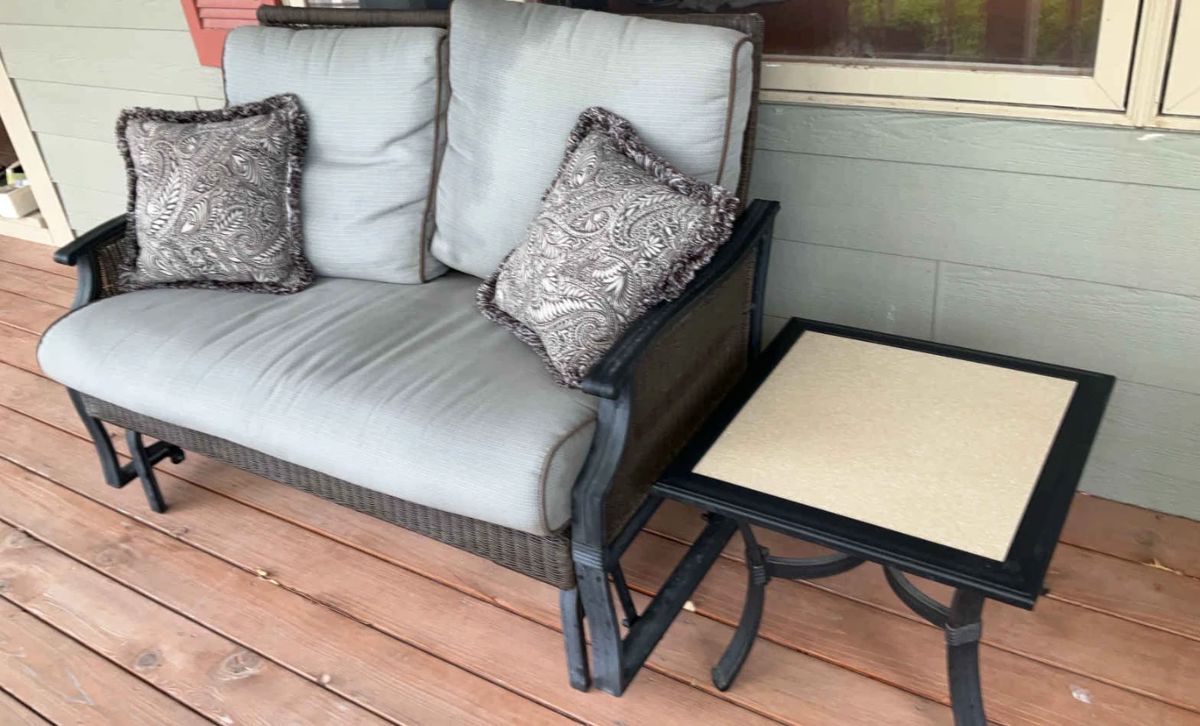 Hampton Love Seat With Side Table