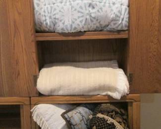 Queen Linens, Throw Pillows, Blankets, Coverlet