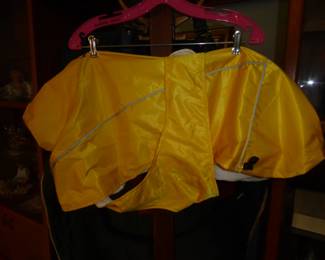 Don't forget your best friend...                                                     Dog Raincoat 
Lightweight 100% nylon w/soft mesh lining; reflective bar; waterproof; adjustable bands & drawstring;
machine washable; leash portal at the back of the neck 
Medium size: Neck – 18” to 19.5”; Chest – 23” to 25”; Back – 22.5” 
