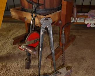 Grandpa's Antique Tools  (100+)                                                                          Wooden Hand Plane - 10.5” L
Carew's Vintage Wire Cutters No 14 Nippers Pliers VGC - 15” L
VICTOR Hand Crank Drill Brace Wood Handle Knob - 
drill length 14.5”; bit length 7” 
Vintage Millers Falls No. 118 Two-Speed Eggbeater Shoulder Drill - 17.5” L
