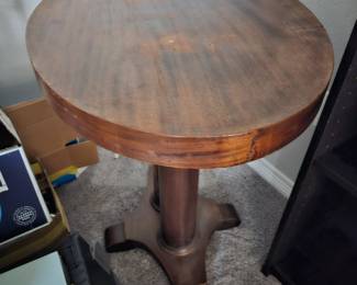 round parlor table