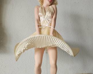 Vintage Franklin Mint Heirloom Dolls Marilyn Monroe Seven Year Itch Display