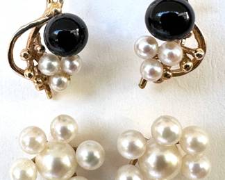 2 Pairs 14K Gold & Pearl Earrings: 5mm Pearl Cluster (1.5g) & Onyx Pearl Cluster (1.7g)
Lot #: 12
