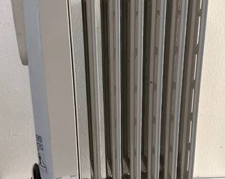 DeLonghi Safeheat Oil-Filled Heater Model TRH0715
Lot #: 197