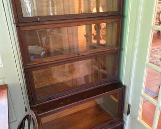 Barrister cabinet with step-down