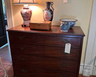 Chest of drawers with porcelain items