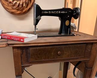 Singer sewing marching in cabinet