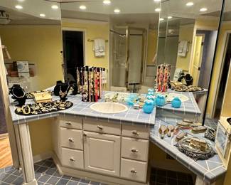 Wonderful Selection of Women's Jewlery Available!