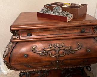BOMBAY CHEST