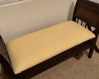 BED BENCH - SEAT LIFTS UP FOR STORAGE