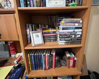 1 OF 2 MATCHING BOOKCASES, READERS LIBRARY