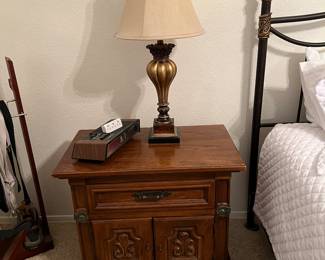 1 OF 2 NIGHTSTANDS BY THOMASVILLE, PAIR OF LAMPS