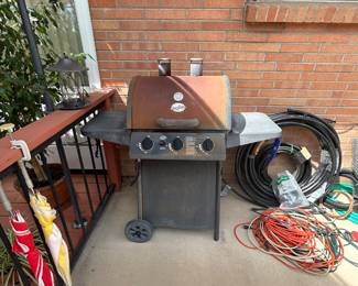 Small Gas Grill w/propane tank