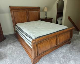 #301 Queen Panel Bed 67x90x59