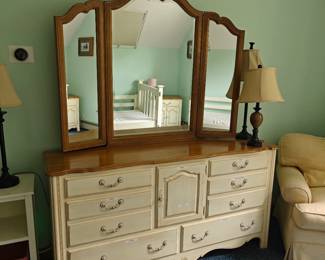 #213 Ethan Allen 8 Drawer Chest & Mirror 68x20x35(82 w mirror)