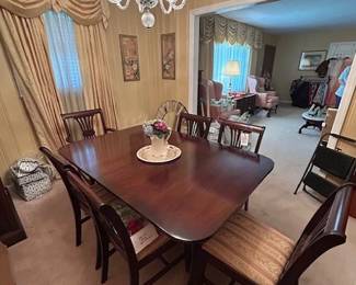 Beautiful Mahogany Dining Room Suite, chandelier