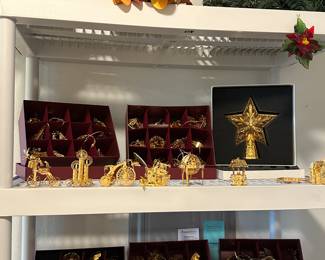 GOLD XMAS ORNAMENTS