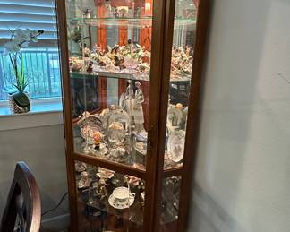CURIO IN PEREFCT SHAPE WITH LOTS OF NICE ORNAMENTS FROM ALL OVER THE WORLD