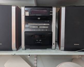 Sony compact DVD receiver model CMT -DV2D with speakers