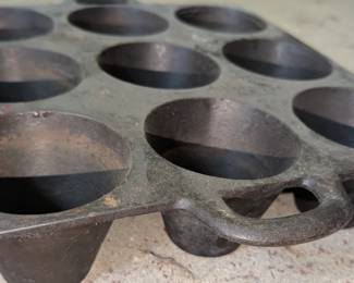 Vintage Piqua favorite ware cast iron popover pan - rare & very hard to find!