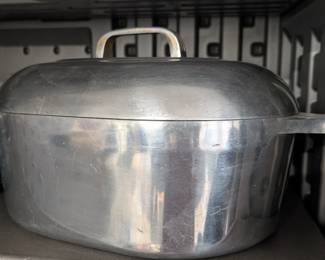 Nice! Vintage Wagner ware Sydney 0 Magnalite roaster oven.