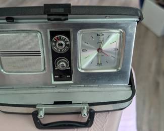 Vintage travel Endura wind up alarm clock & AM radio.