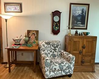 Did you catch that primitive icebox on the right? Great condition.