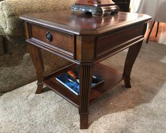 Pair of Hooker mahogany finish lamp/side tables with single drawer