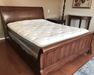 Vintage mahogany queen-size sleigh bed with Sleep Number mattress