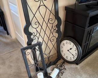 51 4PcWallDecorSetScrollworkPanelsSconcesWallClock