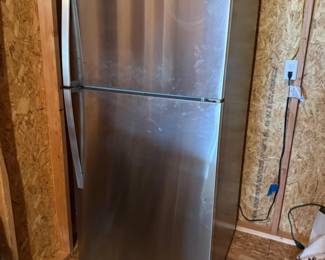 68 Whirlpool18cuftStainlessSteelTopFreezerRefrigerator