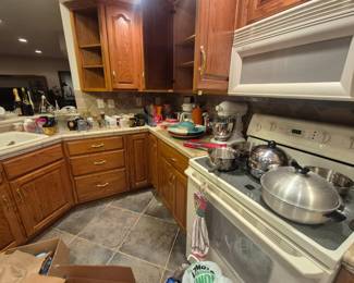 Tons of kitchen stuff