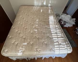 Verlo Queen Bed