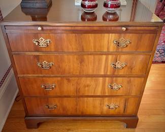 Baker 4-drawer Chippendale chest with pull-out shelf