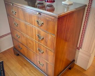 Baker 4-drawer Chippendale chest with pull-out shelf