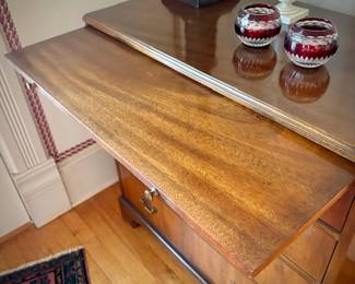 Baker 4-drawer Chippendale chest with pull-out shelf