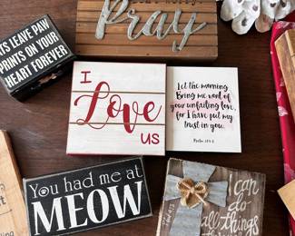 Collection of decorative signs - Assorted wooden wall signs with inspirational quotes and cat-themed decor