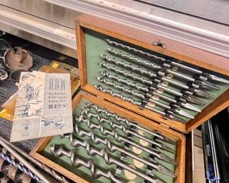 Complete set of vintage IRWIN auger bits it's its original box and booklet.
Size ranges from 1/4" to 1".