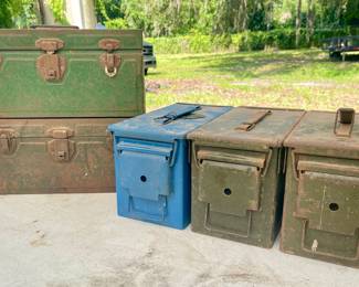 •Vintage Army Green Ammunition Box
•Vintage British Army M104 25 Pounder Fuses Steel Ammunition Box, likely from 1945.