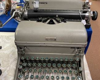 Vintage 1040's ROYAL Kmm Magic Margin Typewriter
