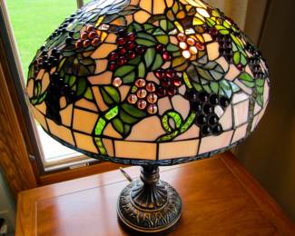 Stained glass grapevine table lamp