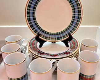 $70 - set of 7 Williams Sonoma tartan plaid plates and 7 mugs