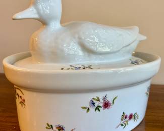 $42 - Vintage Cordon Bleu Versailles duck casserole dish
