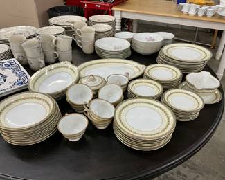 Meito Fine Porcelain China Dinnerware Alden Pattern